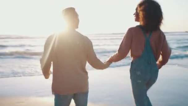 Pasangan Bergandengan Tangan Dan Berlari Laut Pantai Dan Kembali Melihat — Stok Video