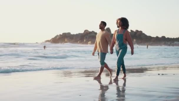 Ευτυχισμένο Διαφυλετικό Ζευγάρι Και Περπάτημα Στην Παραλία Για Καλοκαίρι Διακοπές — Αρχείο Βίντεο