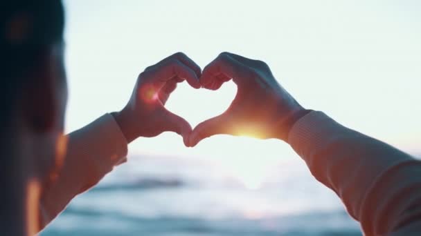Руки Серце Сонце Парою Пляжі Любов Знак Романтикою Подорожами Людьми — стокове відео