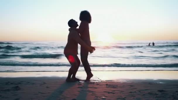 Abrazo Puesta Sol Pareja Con Silueta Playa Aventura Con Compromiso — Vídeos de Stock