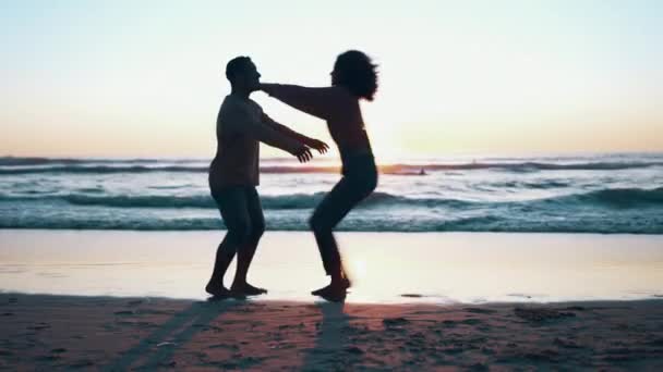 Umarmung Liebe Und Paar Mit Silhouette Strand Und Abenteuer Mit — Stockvideo