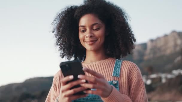 Пляж Телефон Молода Жінка Друкують Текстове Повідомлення Соціальних Мережах Мобільному — стокове відео