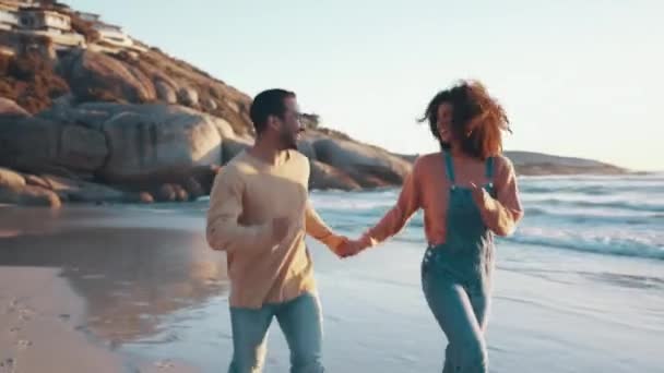 ハッピー 異人種間のカップルと夏 ハネムーンデートのためのビーチで一緒にランニング そして海で歩くための手を握り 日光を浴び 笑顔を愛する — ストック動画