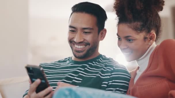 Glückliches Paar Auf Dem Sofa Mit Telefon Gemeinsam Über Social — Stockvideo