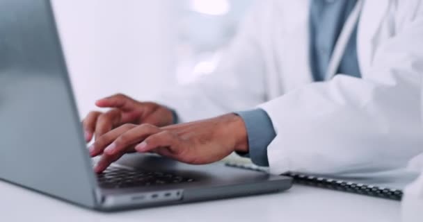 Forschung Medizin Und Mann Mit Laptop Tippen Und Online Lesen — Stockvideo