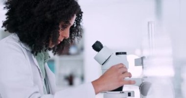Mikroskop, bilim ve kadın bilim adamı tıbbi çalışma veya deney için DNA analizi üzerinde çalışıyor. Profesyonel, biyoteknoloji ve ilaç laboratuarı için rna parçacıkları araştırması yapan kadın araştırmacı.