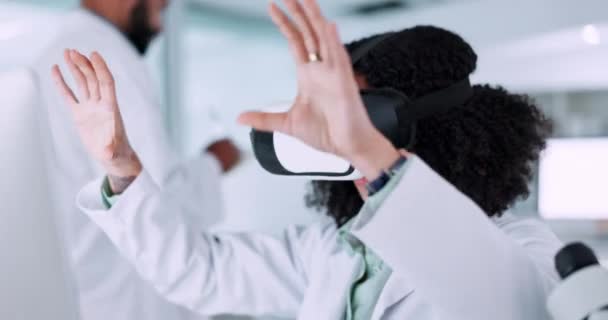 Mulher Cientista Óculos Futuristas Para Software Saúde Metaverso Laboratório Experiência — Vídeo de Stock