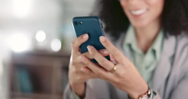 Bisnis Tangan Dan Wanita Dengan Smartphone Mengetik Dan Koneksi Untuk — Stok Video