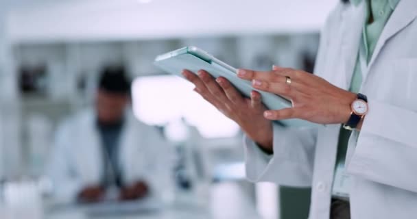 Scienziato Mani Tablet Ricerca Laboratorio Analisi Dei Dati Rapporto Scientifico — Video Stock