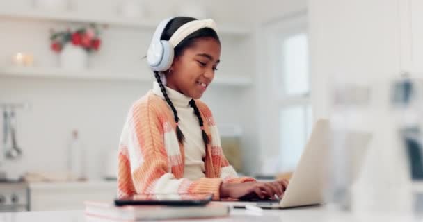 教育和带有儿童和耳机的笔记本电脑 用于学习和打字作业 电子学习 电脑和快乐的女孩 带着来自家庭数字学习 开发和网络课程的微笑 — 图库视频影像