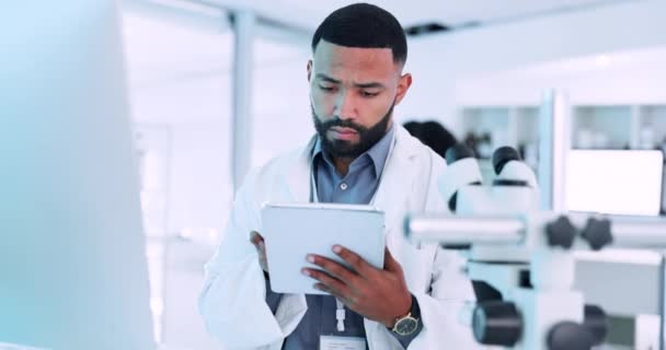 Tablet Ciência Pesquisa Com Homem Médico Laboratório Para Inovação Avanço — Vídeo de Stock