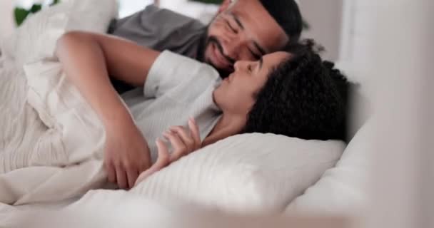 リラックスして 寝室で夫婦と一緒に寝て幸せで結婚する 男性と女性との笑顔 ハネムーンのために自宅でハグ — ストック動画