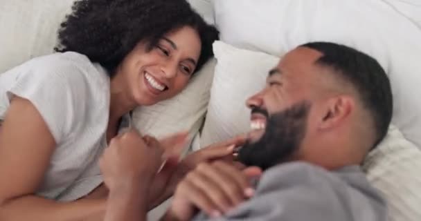 与男人和女人一起微笑 拥抱在床上 享受健康 幸福和蜜月 — 图库视频影像
