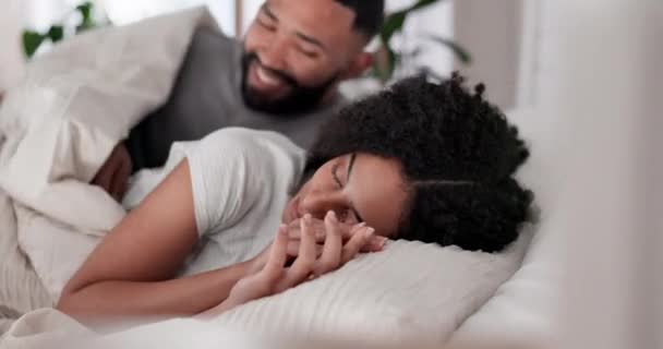 Szerelem Alvás Pihenés Pár Hálószobában Reggel Boldog Házasság Mosoly Kötődés — Stock videók