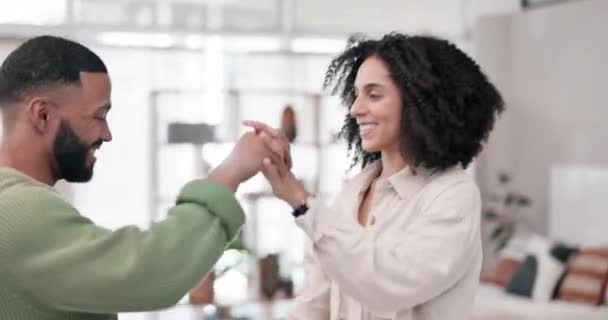 Музыка Счастливые Пара Танцуют Гостиной Счастливо Держась Руки Веселясь Своем — стоковое видео