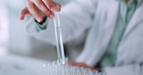 Laboratuvar Bilimcisi Test Tüpü Kimyasal Analiz Yapan Kadın Biyoteknoloji Araştırması — Stok video