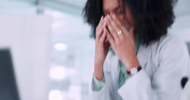 Stres Vyhoření Obchodní Žena Bolestí Hlavy Notebooku Kanceláři Společnosti Nemocný — Stock video