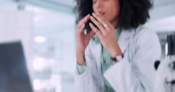 Wetenschapper Stress Hoofdpijn Computeronderzoek Planning Data Analyse Vermoeidheid Gezondheidsrisico Medische — Stockvideo