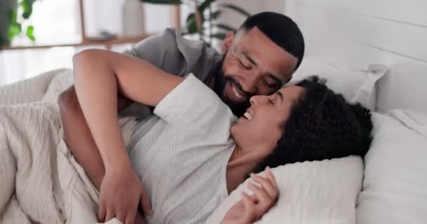 Happy Rahatla Çift Yatakta Özenle Sarılıyor Sohbet Ediyor Evlerinde Dinleniyorlar — Stok video