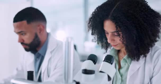 Wetenschapper Teamwork Microscoop Voor Laboratoriumonderzoek Data Analyse Farmaceutische Ontwikkeling Medische — Stockvideo