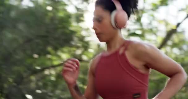 Löpare Man Hörlurar Och Hastighet Parken Musik Och Fitness För — Stockvideo