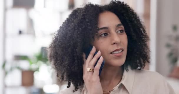 Panggilan Telepon Berkelahi Dan Wanita Marah Ruang Tamu Dengan Stres — Stok Video