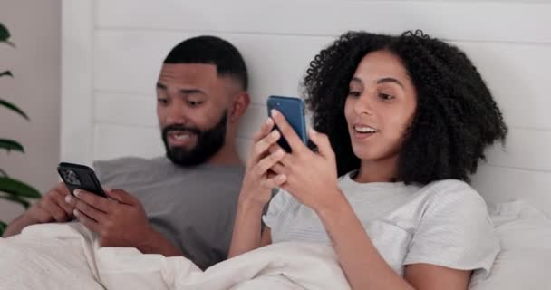 Telefonieren Entspannen Und Bett Mit Sozialen Medien Streaming Oder Abo — Stockvideo