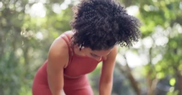 Floresta Corredor Mulher Com Exercício Dor Joelho Treinamento Com Inflamação — Vídeo de Stock