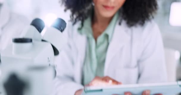 Wissenschaftler Tablette Und Mikroskop Für Laborforschung Datenanalyse Und Pharmazeutische Entwicklung — Stockvideo