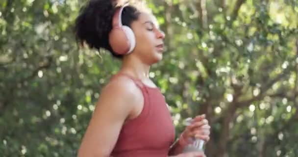 Жінка Біжить Воду Навушниках Спортивного Здоров Кардіо Тренувань Фізичних Вправ — стокове відео