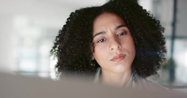 Gesicht Denken Und Geschäftsfrau Büro Mit Fragen Lösung Oder Brainstorming — Stockvideo