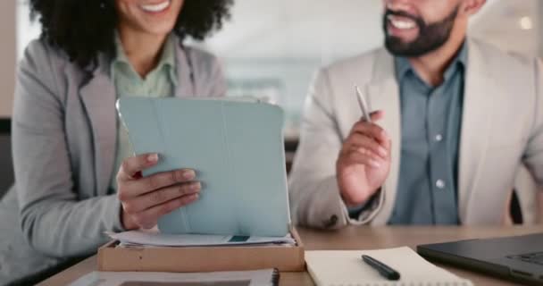 ビジネスパーソン チームワーク タブレット ラップトップ マーケティングリサーチ マルチメディアデータ トレーニングの計画 オフィスのアフリカ人女性と男性 デジタルフィードバックとコンピュータのコラボレーション — ストック動画