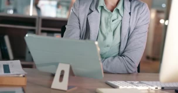 Γραφείο Tablet Και Γυναίκα Των Επιχειρήσεων Απευθείας Σύνδεση Γραφείο Για — Αρχείο Βίντεο
