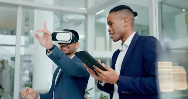 Hombres Negocios Realidad Virtual Prueba Tableta Para Desarrollador Metaverso Codificación — Vídeo de stock