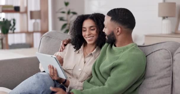 Bonheur Tablette Couple Maison Parler Lire Conversation Sur Les Meubles — Video