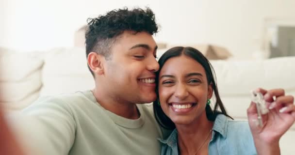 Para Selfie Klucze Twarzy Nowy Dom Szczęśliwy Świeży Start Hipoteka — Wideo stockowe