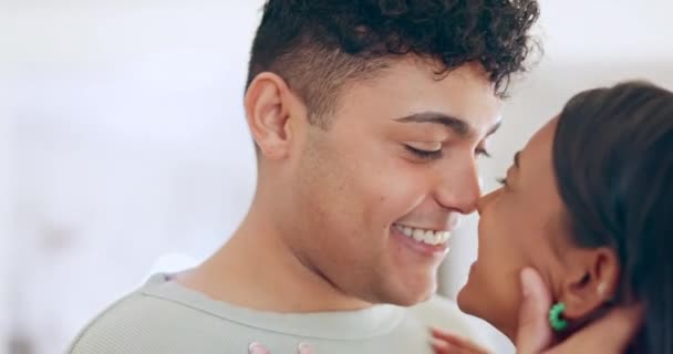 Kärlek Leende Och Kyss Med Ansikte Par För Lycklig Romantik — Stockvideo