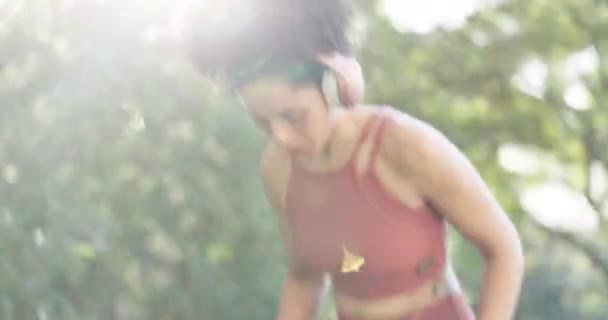 Бігунка Жінка Руки Щиколотки Біль Парку Травми Або Відкритому Повітрі — стокове відео