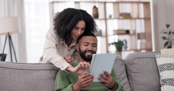 Comunicação Tablet Casa Conversa Casal Discussão Bate Papo Sobre Escolha — Vídeo de Stock