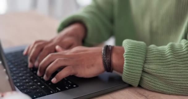 Geschäftsmann Streckend Und Glücklich Laptop Für Die Arbeit Von Hause — Stockvideo