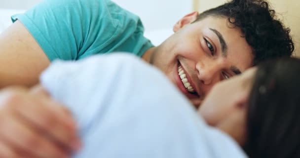 Paar Bett Kissengespräche Und Kommunikation Entspannen Zusammen Und Glücklich Liebe — Stockvideo