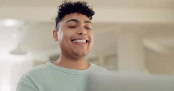 Feliz Homem Ler Notícias Laptop Sobre Faculdade Bolsa Estudos Comunicação — Vídeo de Stock