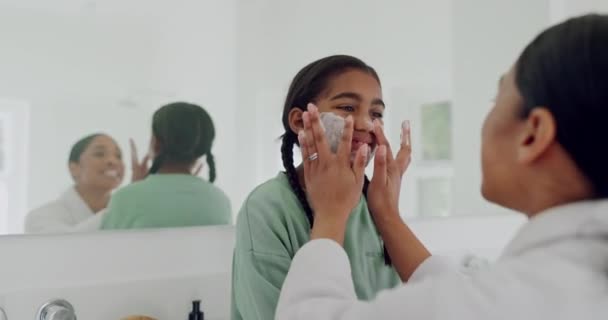 Yüz Maskesi Banyo Temizliğinde Çocuk Anne Mutlu Bir Aile Evinde — Stok video