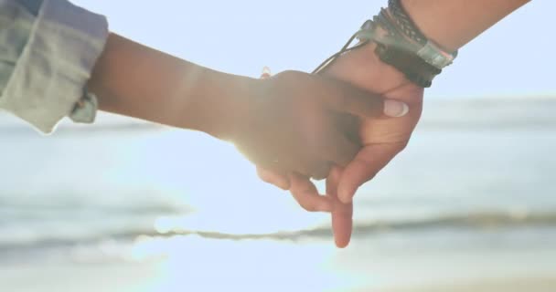 Strandwater Hand Hand Koppel Ontspannen Verbinden Verbinden Met Uitzicht Natuur — Stockvideo