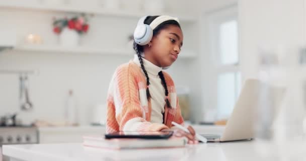 Fejhallgató Gondolkodás Gyermek Egy Laptop Otthon Tanulás Oktatás Online Kvíz — Stock videók