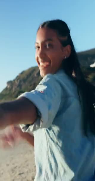 Счастливая Женщина Держащаяся Руки Бегущая Пара Пляжная Прогулка Индиец Ведущий — стоковое видео