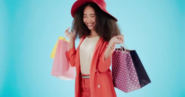 购物袋和旋转与女人的脸在工作室为精品 零售和兴奋 具有蓝色背景的客户肖像的产品 选择和奢侈品 用于促销 礼品和销售 — 图库视频影像