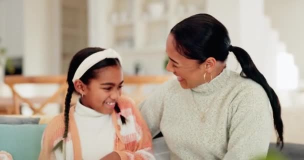 Feliz Amor Mãe Com Filha Sofá Para Brincalhão Ligação Relaxar — Vídeo de Stock