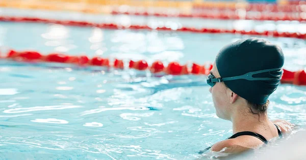 游泳池和游泳开始时在水中进行运动 比赛或训练和练习 积极的女性人士 运动员或职业游泳运动员准备好了腿 运动或室内运动 — 图库照片