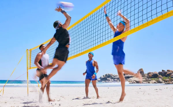 Матч Пляжного Волейболу Стрибки Спортсмени Грають Змаганнях Ігри Відкритому Повітрі — стокове фото